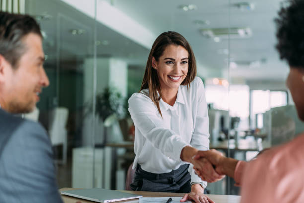 Asesora de Salazar Consultores saludando a un cliente